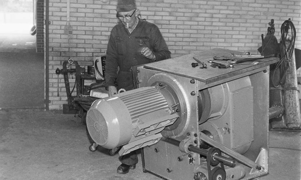 Under energikrisen i 70'erne var der mange mindre smedemestre, der indgik i forskellige samarbejder for at producere vindmøller. Her ses H. Poulsen fra Thyholm, der producerede en af de allerførste Smedemestermøller. 